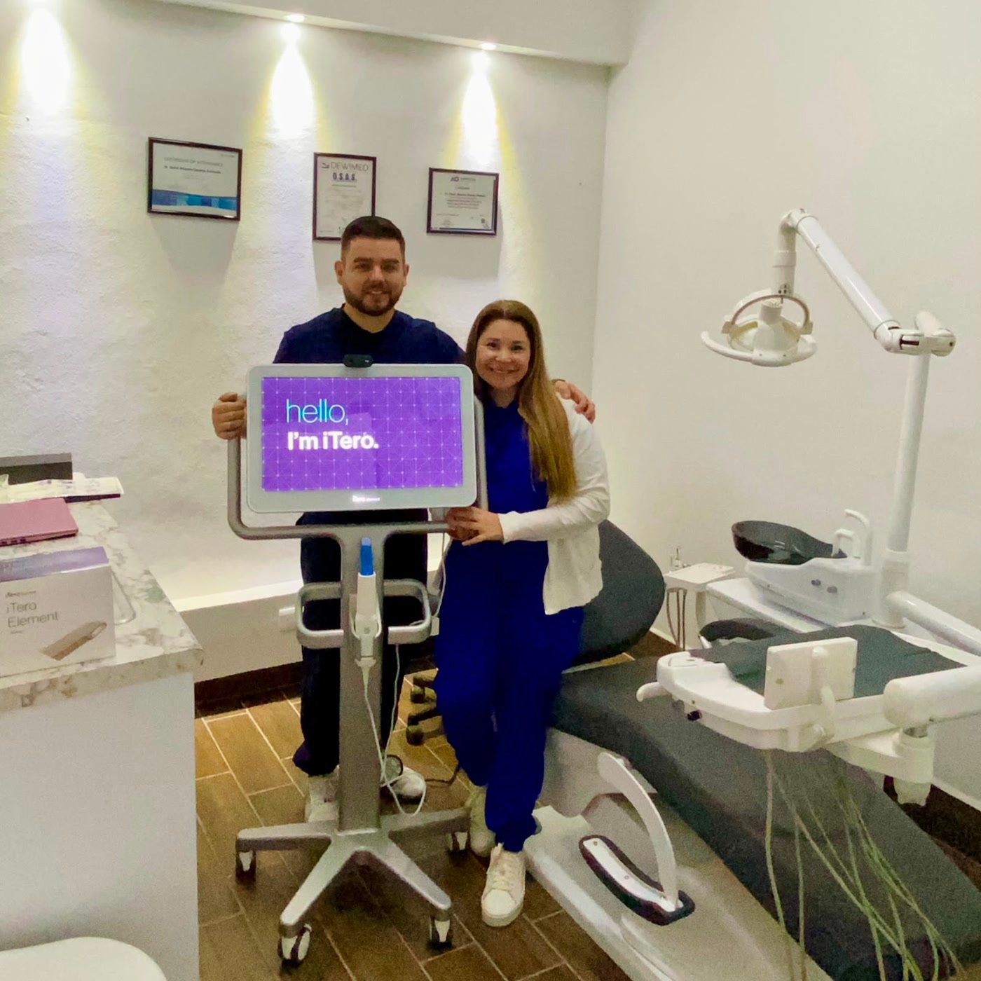 Los dos odontólogos de Smile Align junto al escáner intraoral de su consultorio