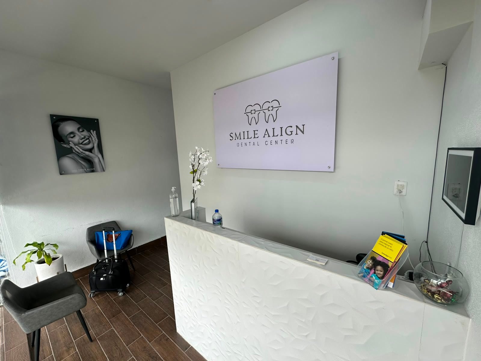 Recepción de Smile Align Dental Center con el letrero de la clínica